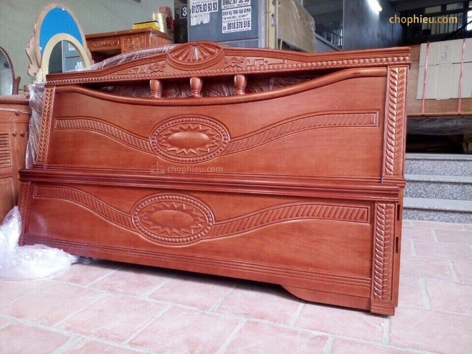 Giường xoan đào vòm 3 cột